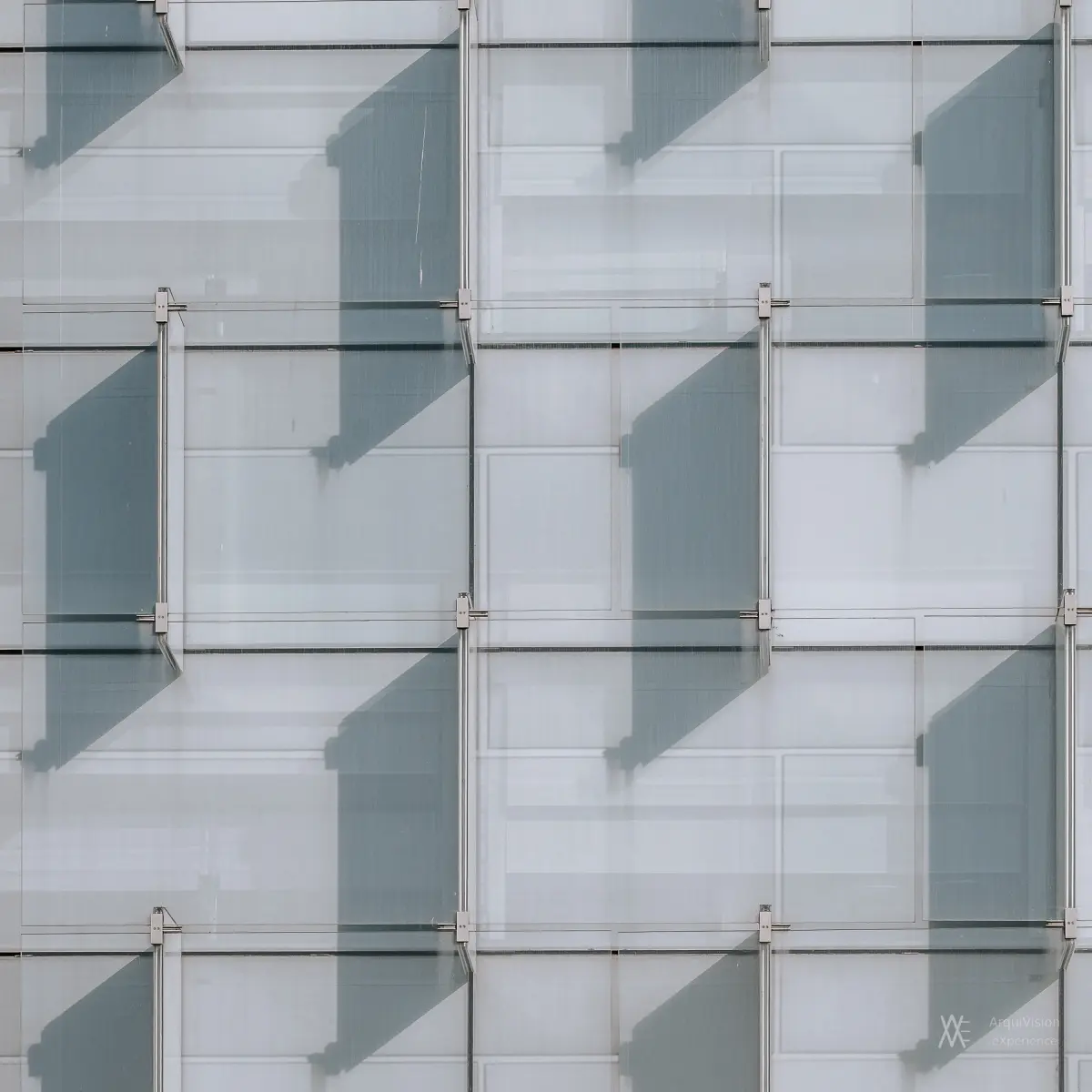 Detalle de fachada del edificio Distrito Telefónica en Madrid