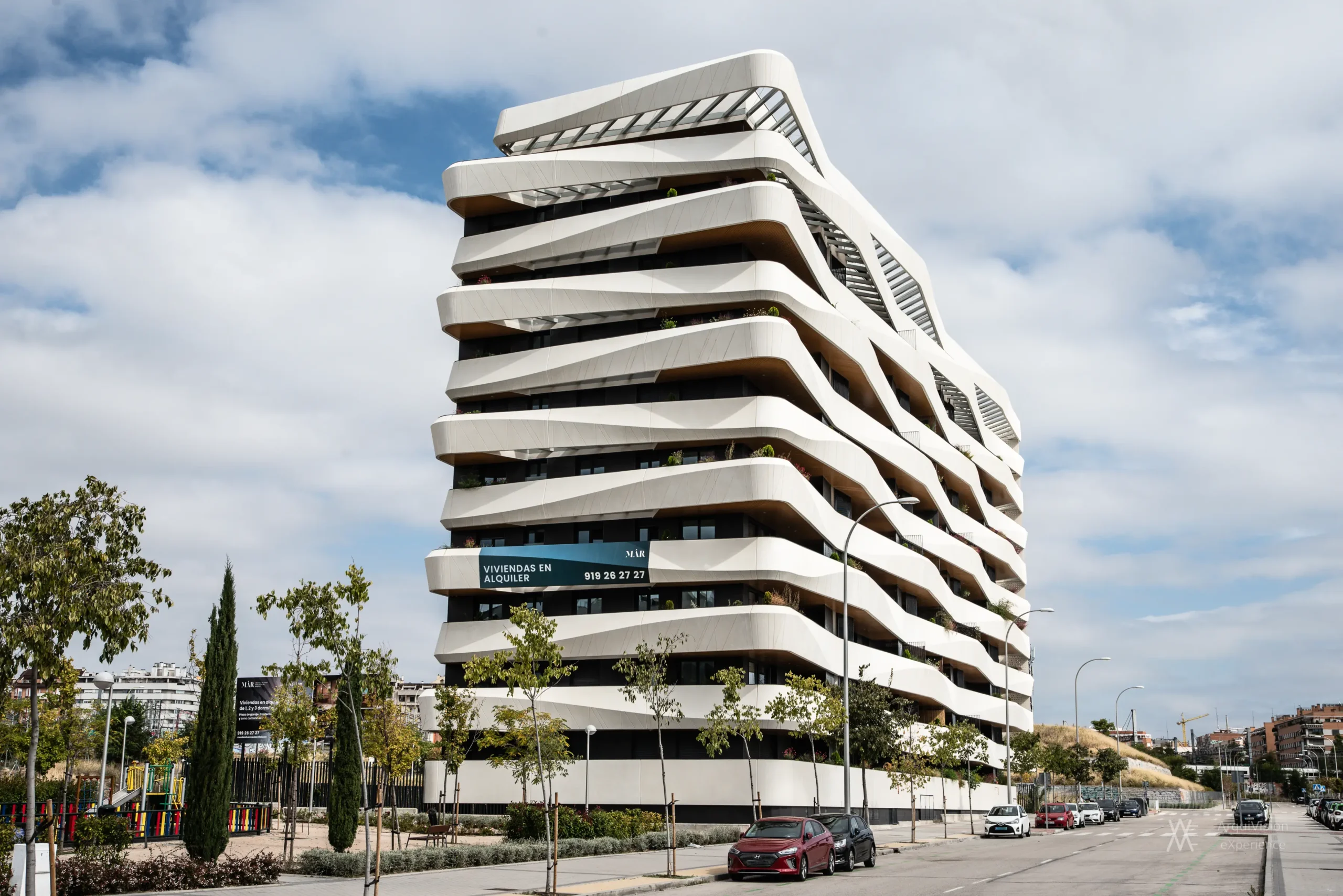 Edificio residencial contemporáneo con fachadas curvas blancas en Madrid